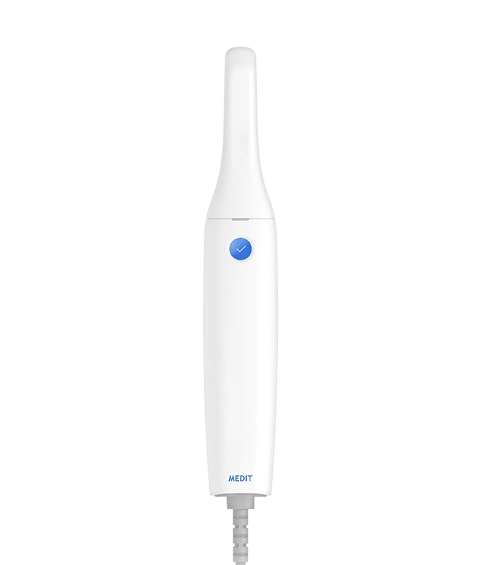 Medit i500 1 Medit i500 اولین اسکنر داخل دهانی برند کرهای مدیت است که در سال ۲۰۱۸ عرضه شد با شعار «ورود آسان به دندانپزشکی دیجیتال»