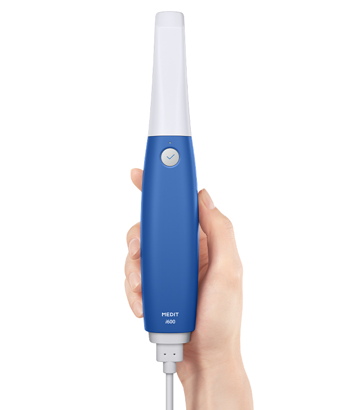 Medit i600 2 Medit i600 اسکنر داخل دهانی ورودی و اقتصادی برند کرهای مدیت است که همان موتور نوری i700 را دارد، اما در بستهای سادهتر و مقرونبهصرفهتر عرضه شده؛ گزینهای ایدهآل برای کلینیکهایی که برای اولین بار وارد دندانپزشکی دیجیتال میشوند.